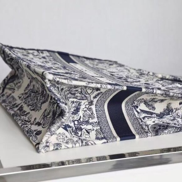 Classic DIOR Bag: A Stylish and Versatile Choice for Elegance - Picture 2 of 15